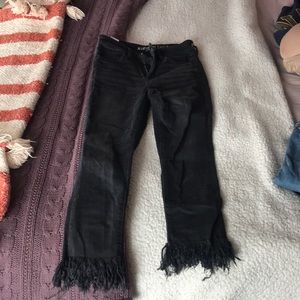 Black crop & fril american eagle jeans